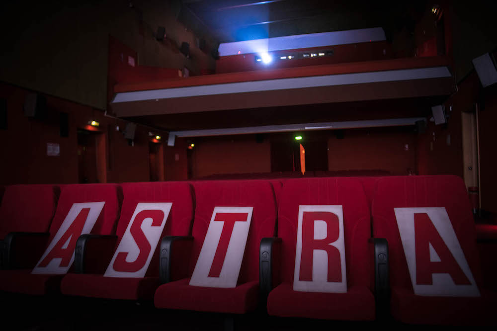 Riapre il Cinema Astra di Como Si ricomincia con "Due sotto il burqa"