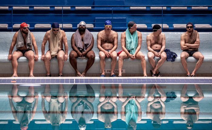 7 UOMINI A MOLLO (Gilles Lellouche) Terapia di gruppo a bordo vasca
