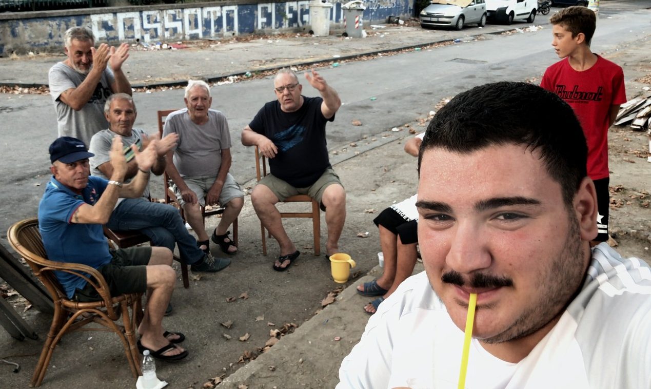 SELFIE (Agostino Ferrente) Filmarsi con lo smartphone