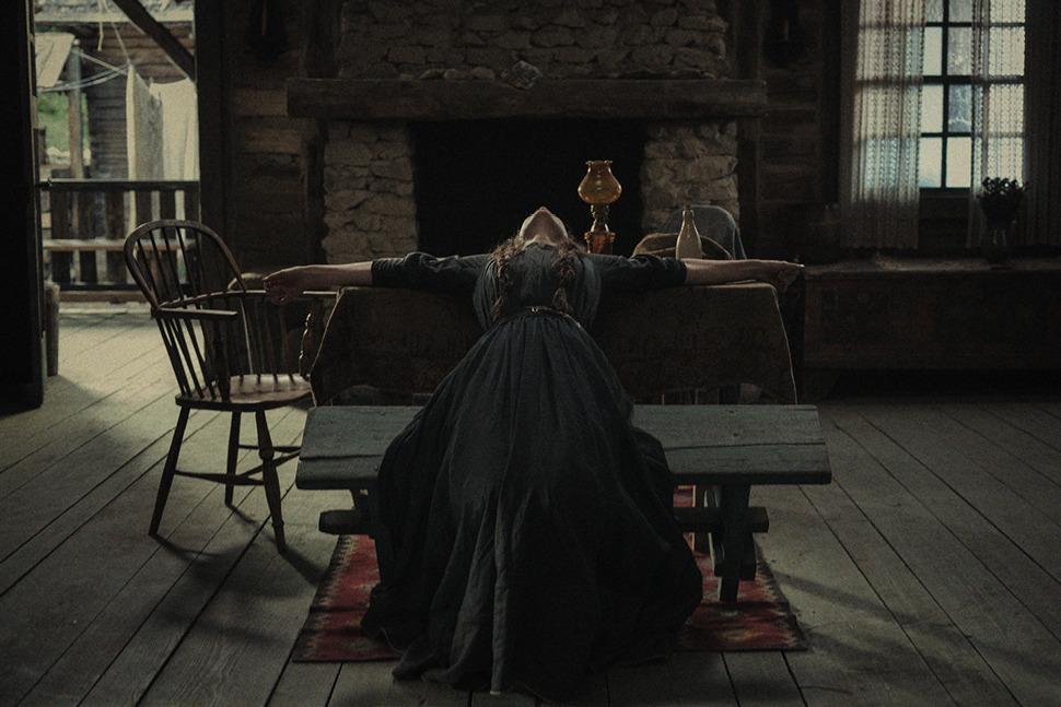 THE WORLD TO COME (Mona Fastvold) Melo in costume in cui ogni passione scomposta viene irregimentata