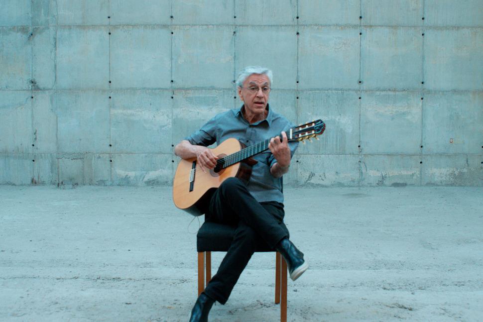 NARCISO EM FERIAS (Renato Terra e Ricardo Calil) Caetano Veloso racconta la sua prigionia, e incanta