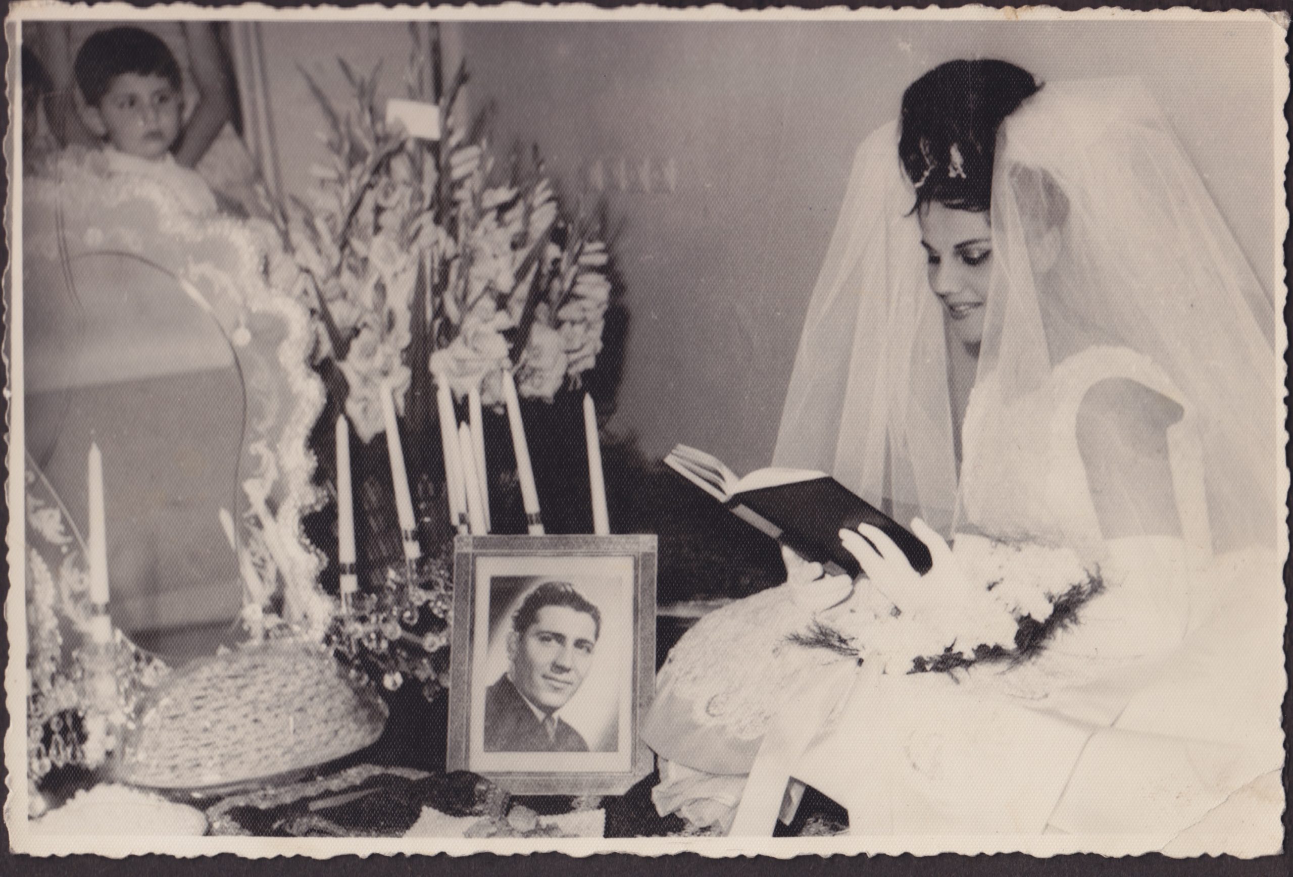 RADIOGRAPH OF A FAMILY (Firouzeh Khosrovani) Una famiglia iraniana specchio della Storia di un Paese