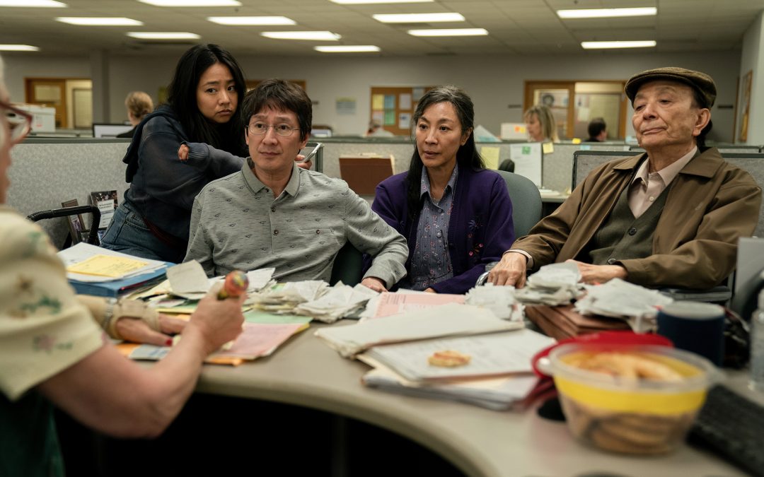 EVERYTHING EVERYWHERE ALL AT ONCE (Daniel Kwan e Daniel Scheinert) Una famiglia nel multiverso della vita