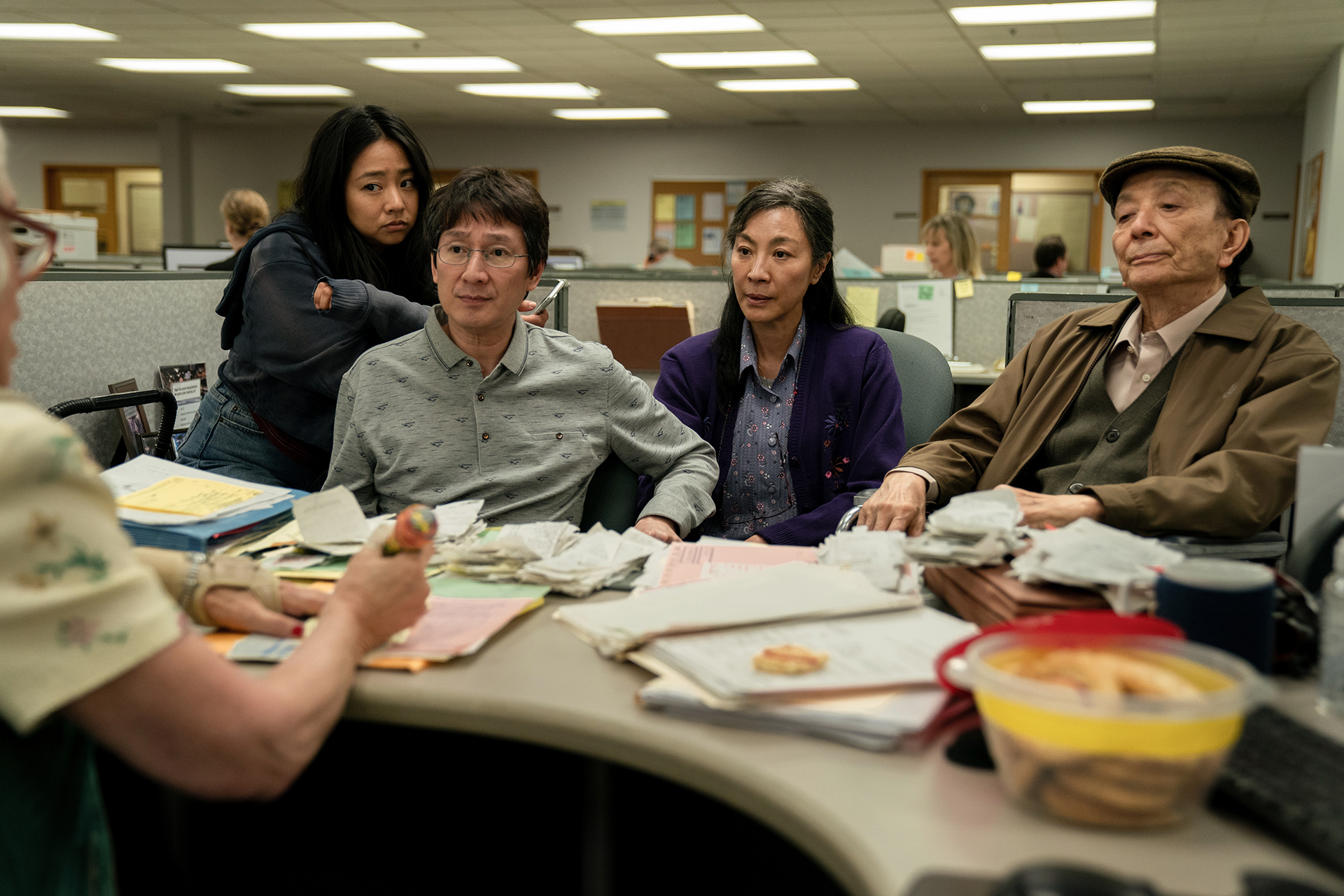 EVERYTHING EVERYWHERE ALL AT ONCE (Daniel Kwan e Daniel Scheinert) Una famiglia nel multiverso della vita