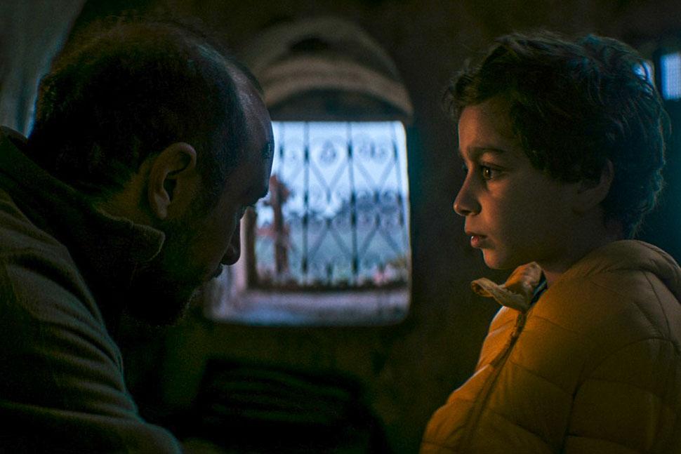 DIETRO LE MONTAGNE (Mohamed Ben Attia) Volare via dal peso della vita quotidiana