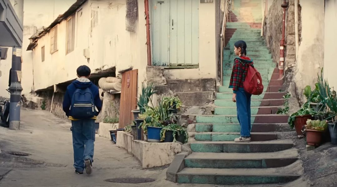 CAMMINARE NEL PASSATO, SENTIRSI SOLI TRA LA GENTE Past Lives di Celine Song