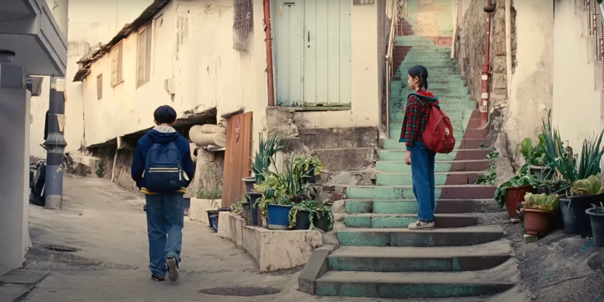 CAMMINARE NEL PASSATO, SENTIRSI SOLI TRA LA GENTE Past Lives di Celine Song