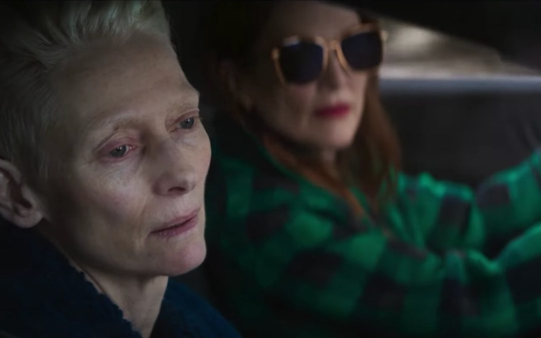 LA STANZA ACCANTO: un dramma vero, con personaggi artificiali Cosa resta del film di Almodóvar oltre i premi?