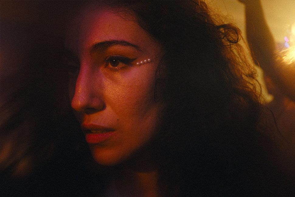 AÏCHA, la recensione: grande ritorno di Mehdi Barsaoui dopo UN FIGLIO Morire per fuggire nella Tunisia odierna