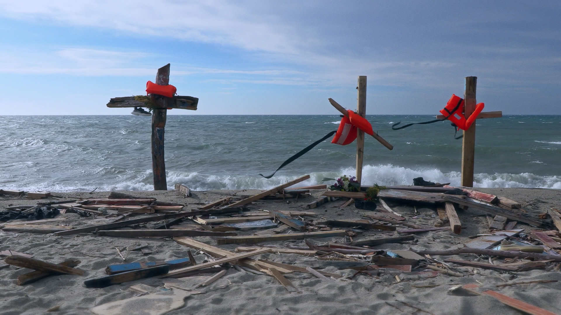 21.CUTRO CALABRIA ITALIA _ Steccato di Cutro_ tre croci sulla spiaggia dopo la tragedia CUTRO CALABRIA ITALIA _ Steccato di Cutro_ tre croci sulla spiaggia