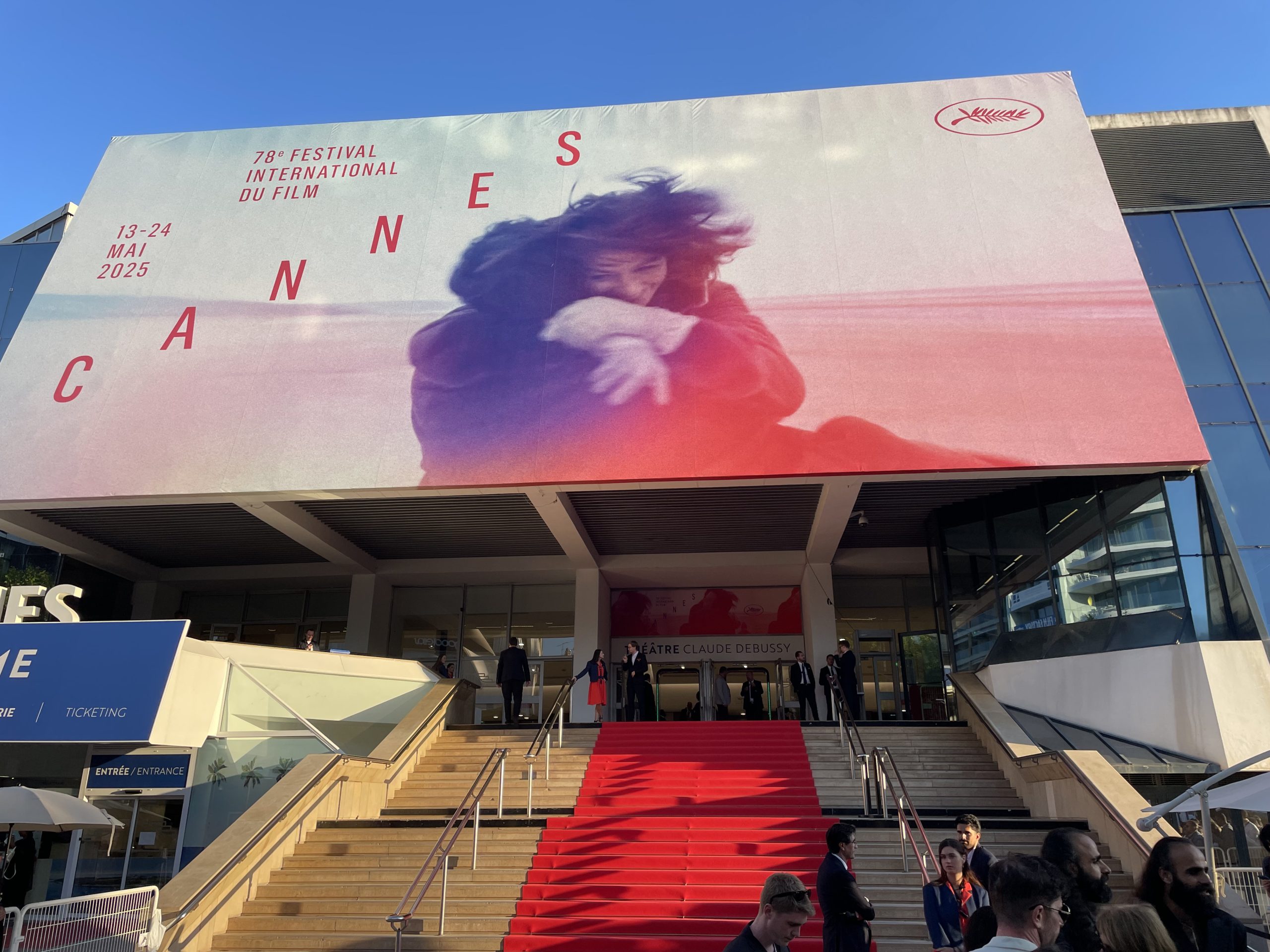 CAPIRE CANNES: sale piene di giovani Giorno 2