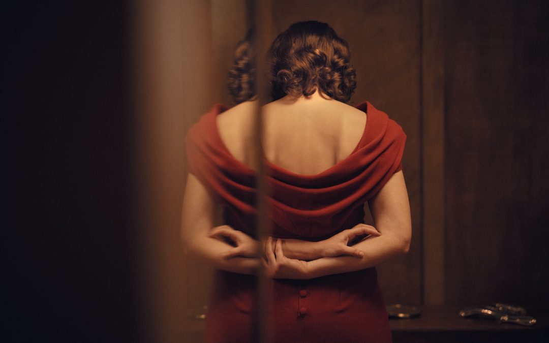 WOMAN UNKNOWN (May El-Toukhy) Una donna divisa fra passato e futuro