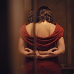 WOMAN UNKNOWN (May El-Toukhy) Una donna divisa fra passato e futuro